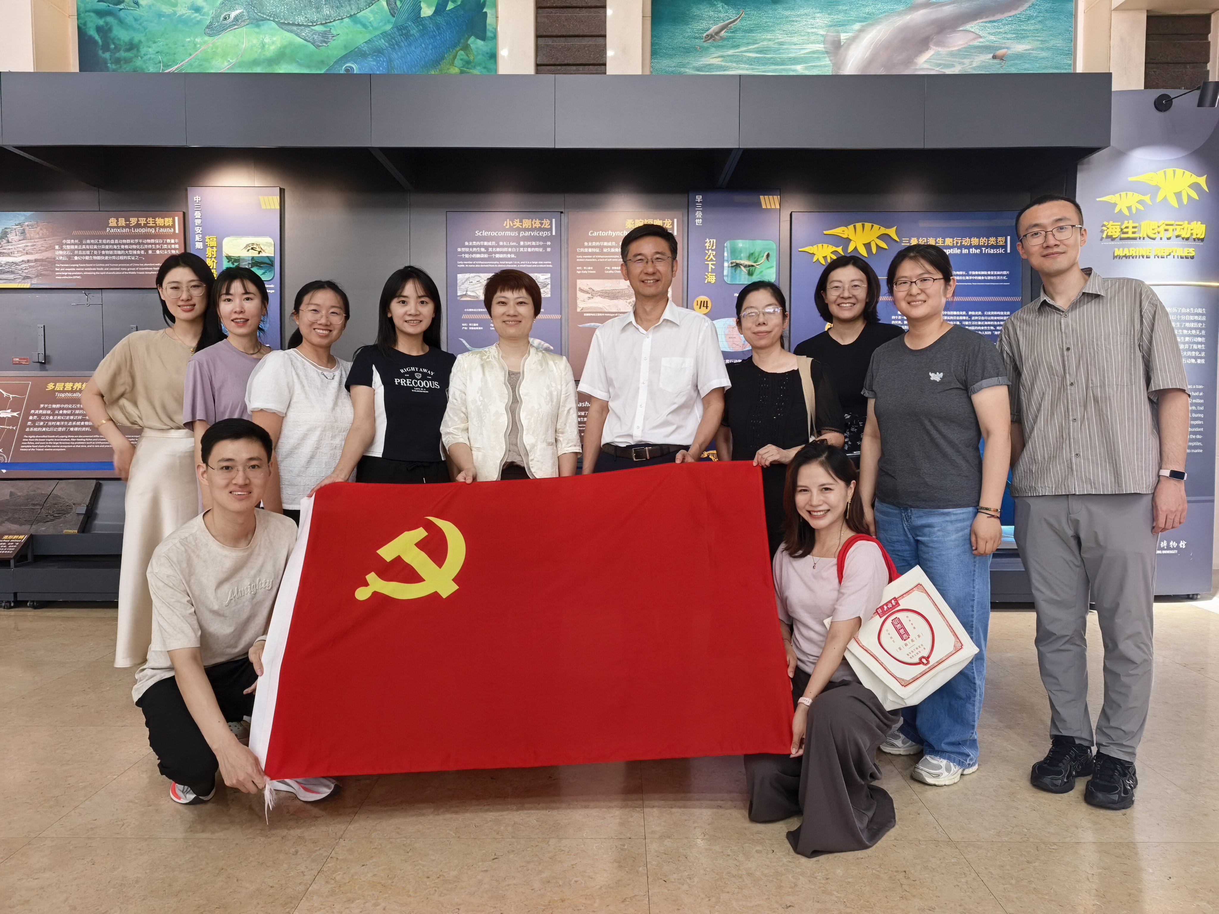 探秘地质奥秘  凝聚奋进力量——海淀区“五方六力”北大工作组与房地产管理部联合开展主题党日活动照片.jpg