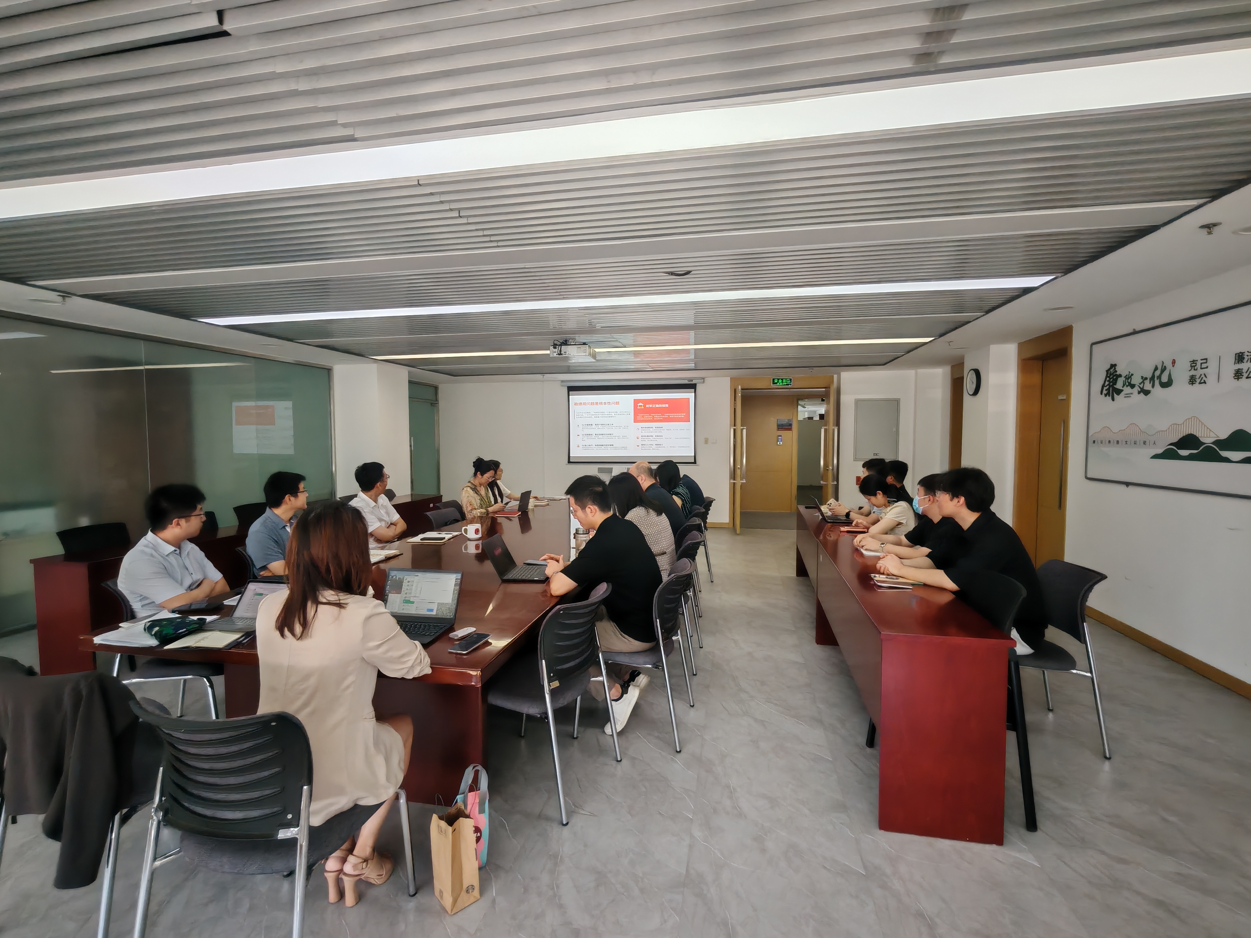 20260706 树立和践行正确政绩观 推动房地产管理工作高质量发展——郭超讲授房地产管理部树立和践行正确政绩观学习教育专题党课照片3.jpg